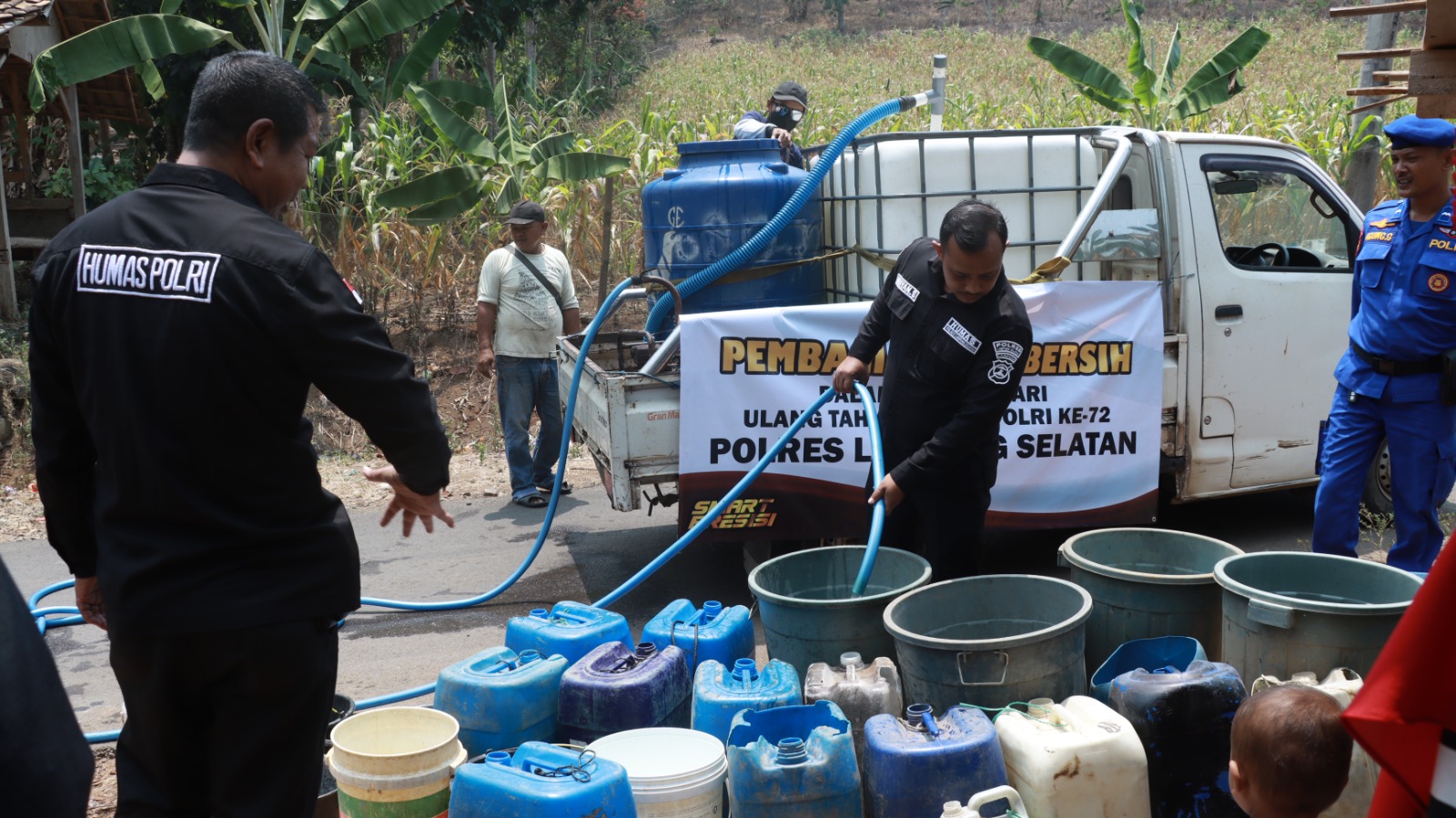 Warga Dusun Kayutabu Desa Kelawi Kesulitan Air,  Polisi bagikan air bersih*