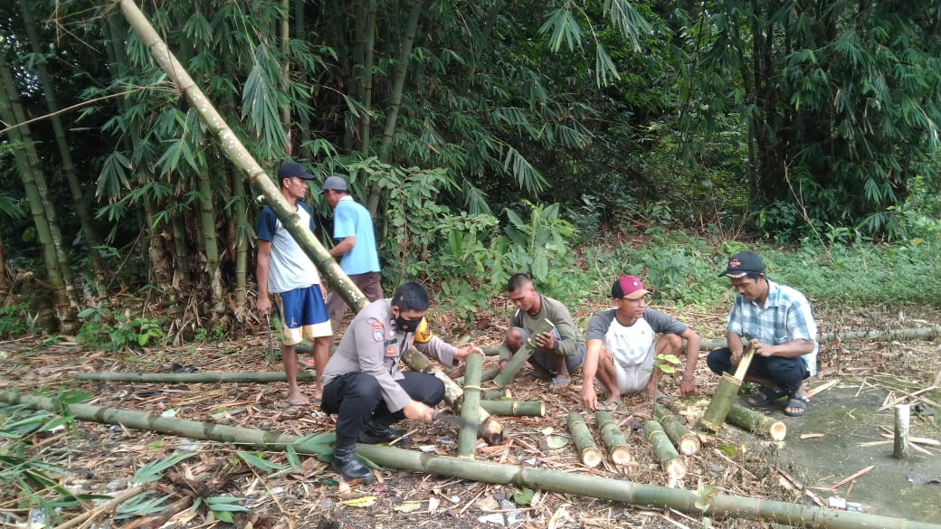 Siap Rutin Ronda, Briptu Komaruden Bersama Warga Trisnomulyo Buat Kentongan