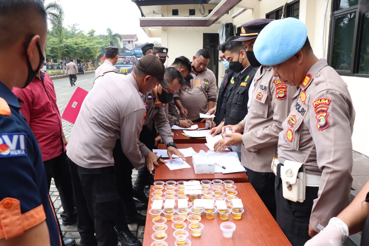 Bidpropam Polda Lampung Periksa Urine Ratusan Personil Polres Lamtim