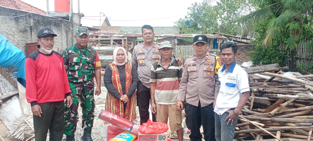 Polsek Natar, Kecamatan Natar dan Koramil 421-06/Natar Sambangi korban Puting Beliung.