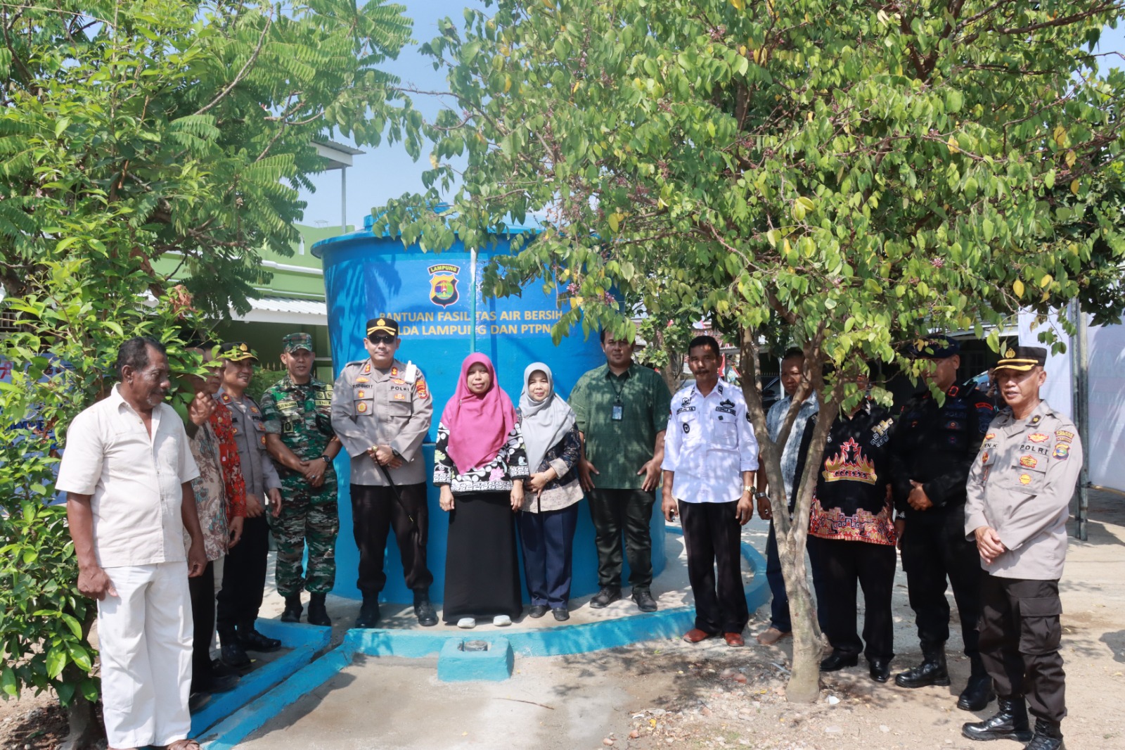 Polda Lampung dan Ptpn 7 serahkan sarana air bersih untuk warga Perum Puri Sejahtera Hajimena.