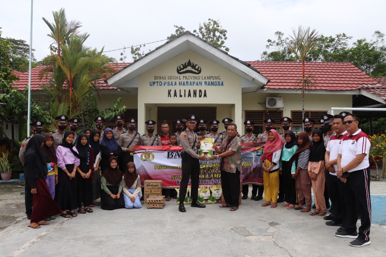 Siswa Lajta Diktukba Polri Gel II 2022 kunjungi Panti Asuhan Harapan Bangsa Kedaton