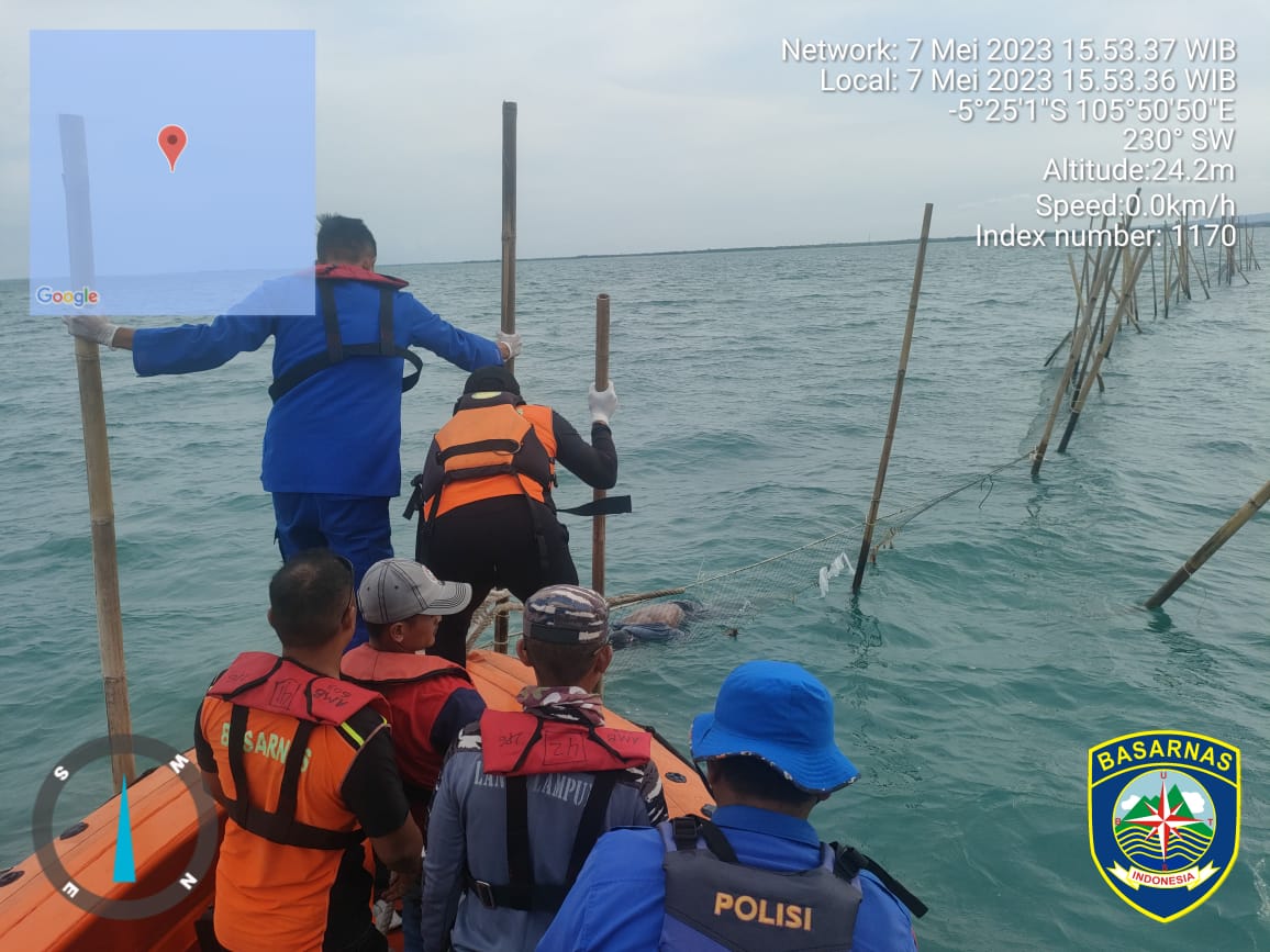 Sat Polairud Polres Lamtim dan tim SAR Gabungan Evakuasi  Jenazah Korban Tenggelam