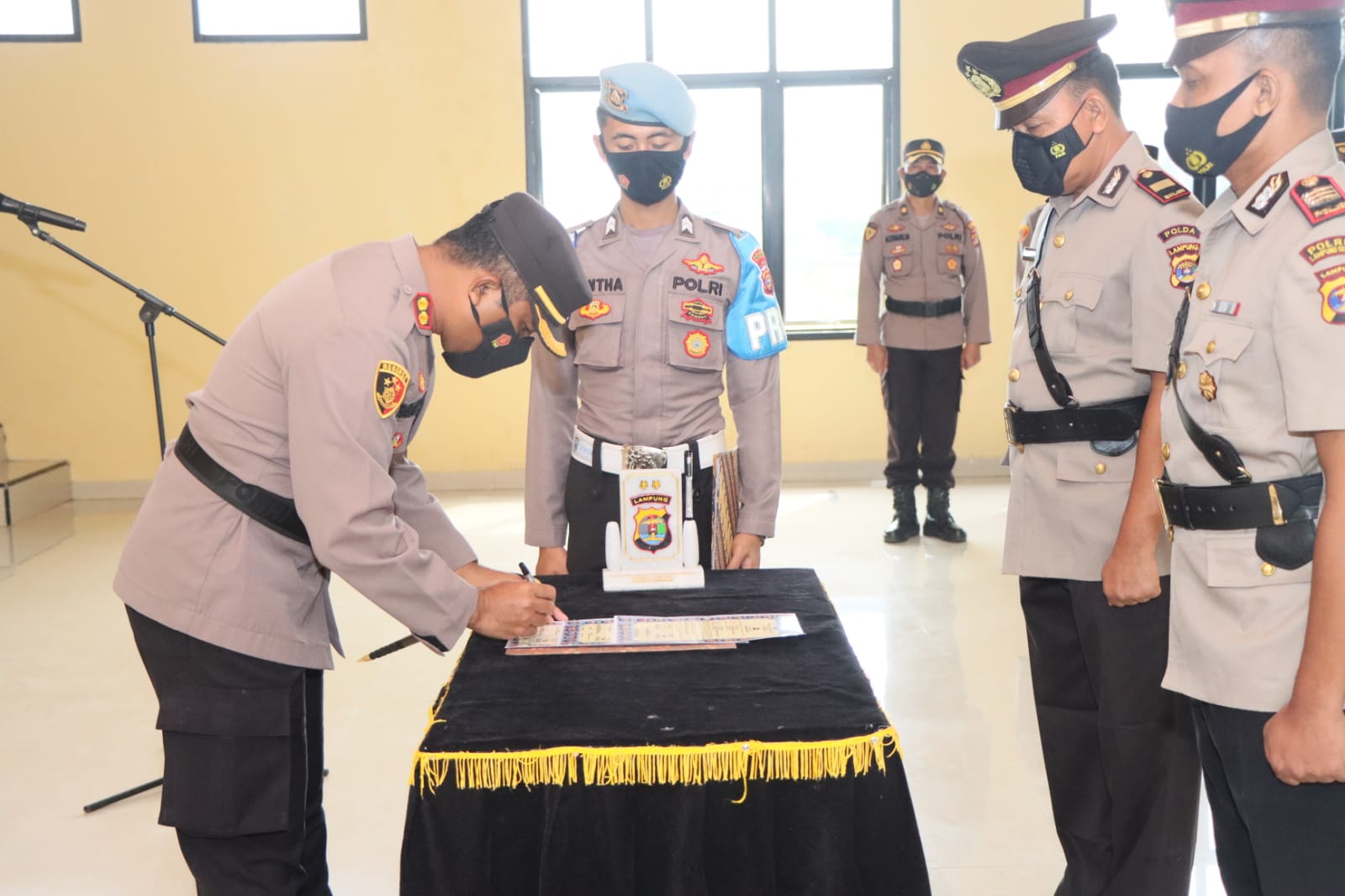 Kapolres Pesawaran Pimpim Serah Terima Jabatan Kapolsek Tegineneng