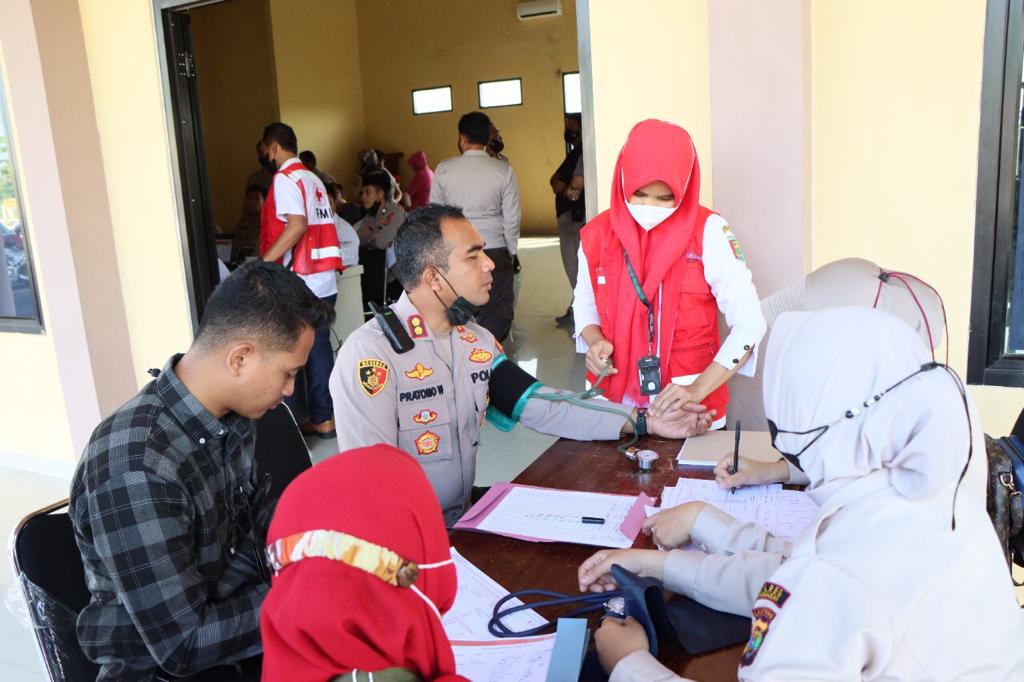 Menyambut Hari Bhayangakara Ke-76, Polres Pesawaran Menggelar Bakti Kesehatan Donor Darah Bersama PMI