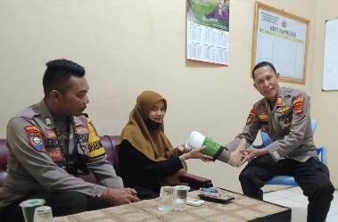 Kado Hari Bhayangkara ke-76 dari Polsek Bangun Rejo untuk Tia Utami