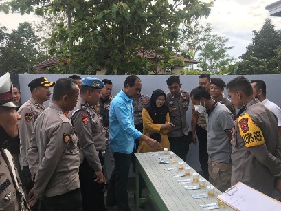 Wakapolres Lakukan Tes Urine Dadakan Personil Polres Way Kanan