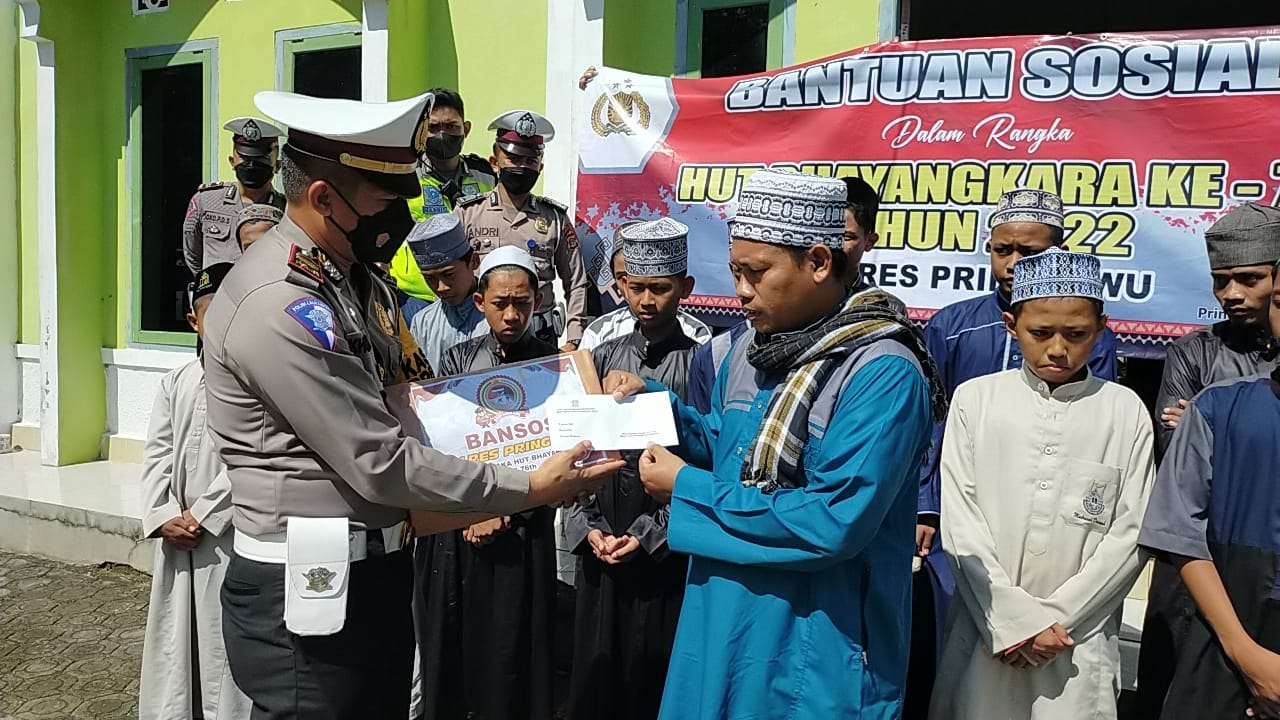 Polres Pringsewu Bagikan Bansos ke Ponpes dan Tempat Ibadah  Jelang Hari Bahyangkara ke-76