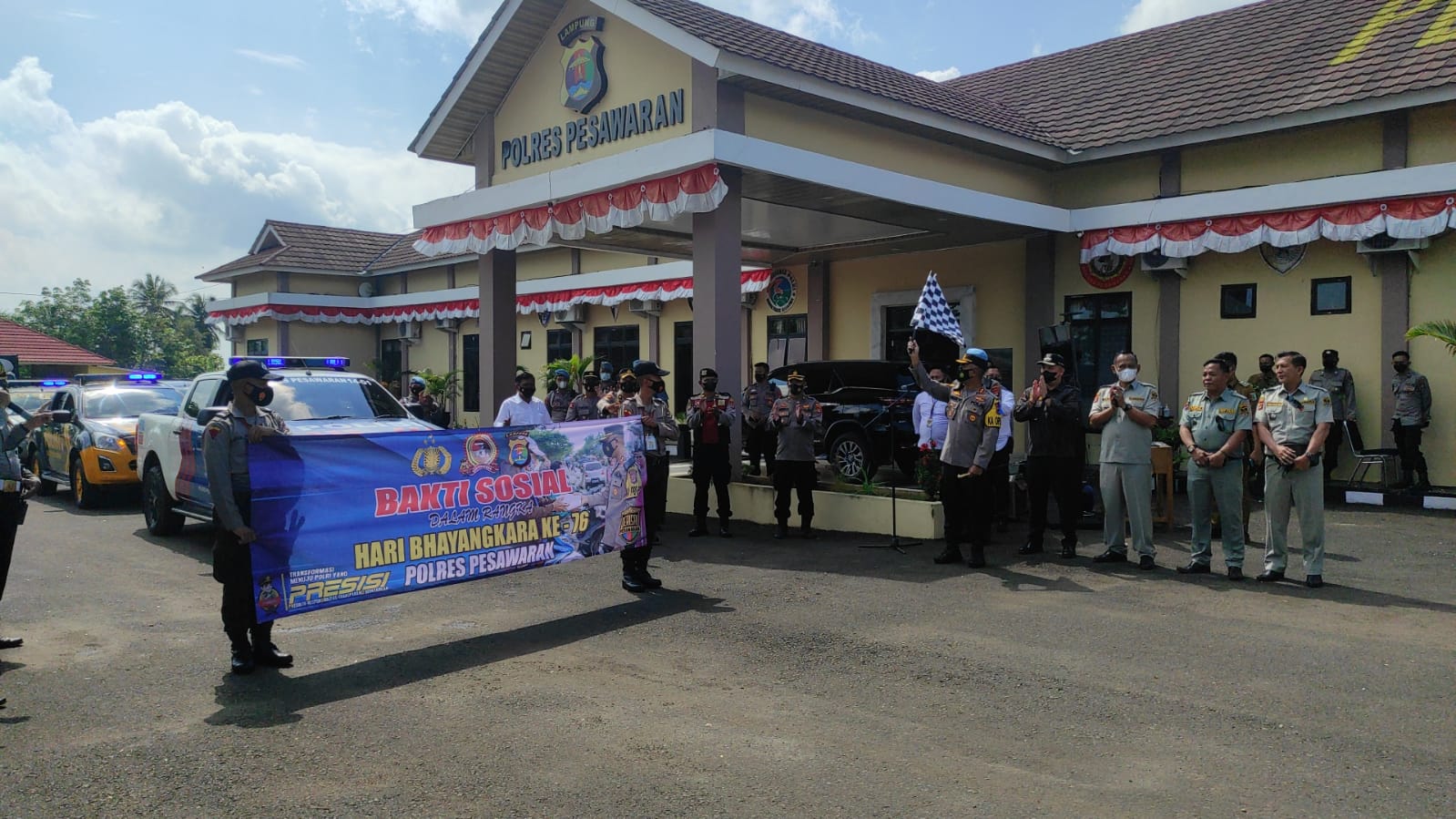 Gelar Bhakti Sosial Religi, Polres Pesawaran Bagikan Ratusan Paket Bansos