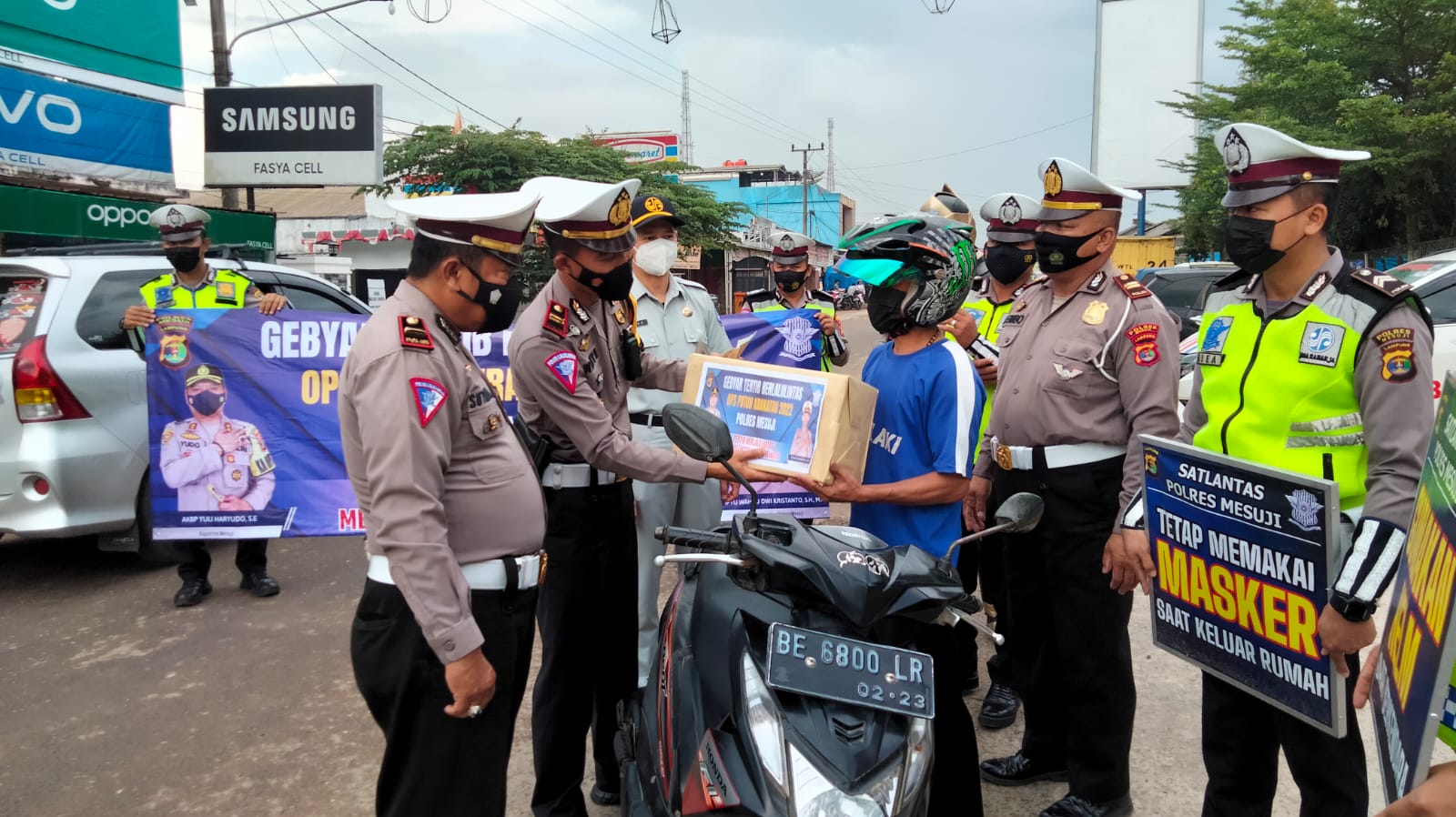 Gebyar Ops Patuh Krakatau 2022, Satlantas Polres Mesuji Bagikan Bingkisan Bagi Pengguna jalan Yang Tertib