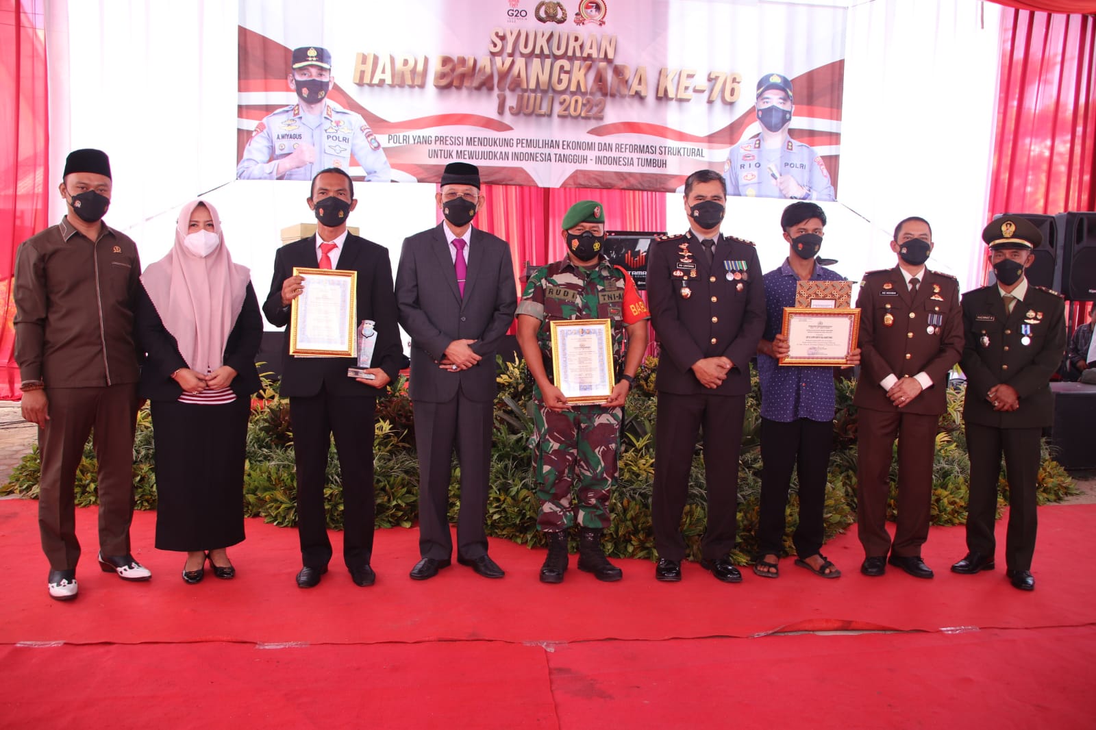 Kapolres Pringsewu Berikan Penghargaan Pada Peringatan Hari Bhayangkara ke -76