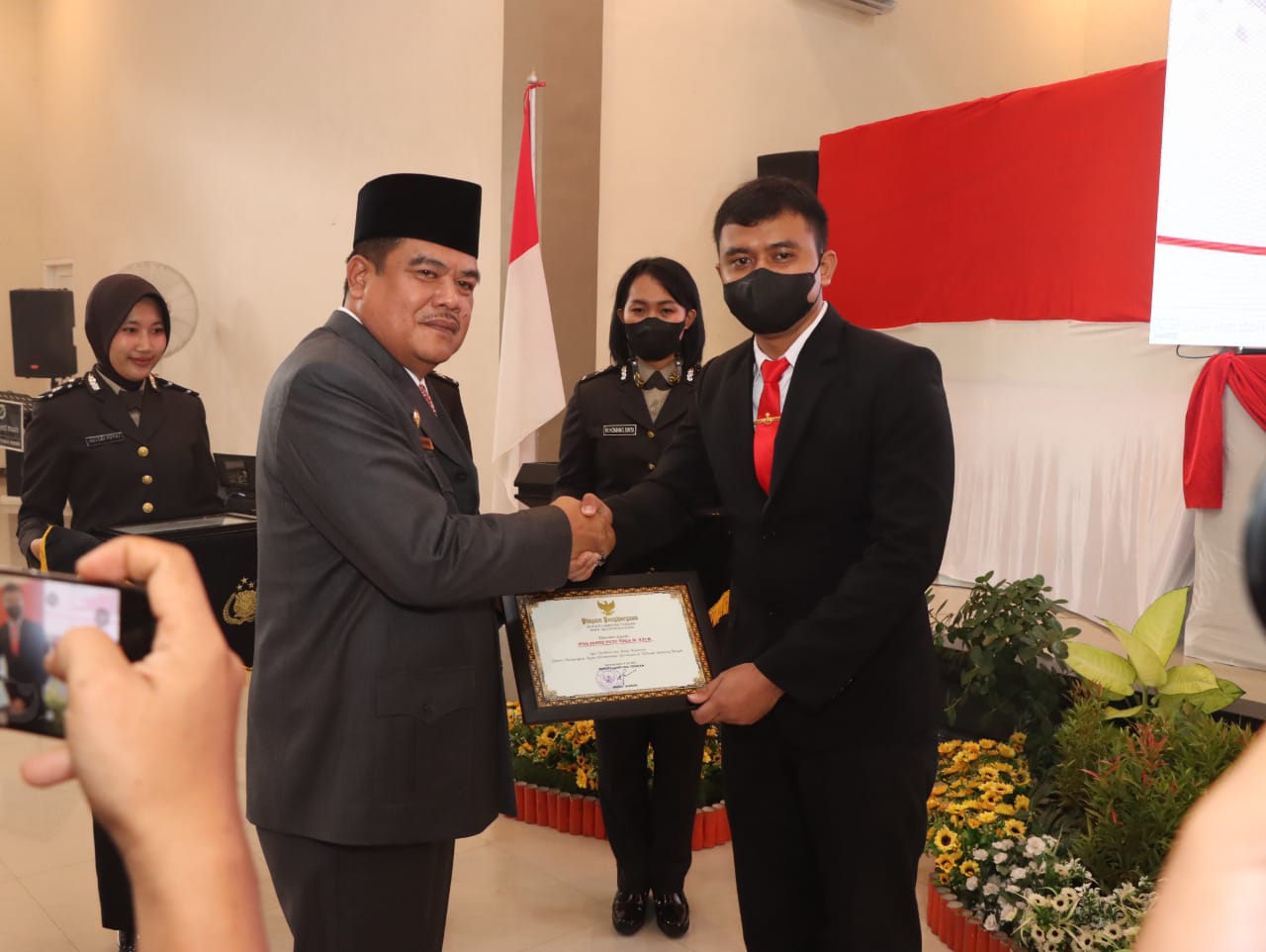 Di Hari Bhayangkara ke 76, Bupati dan Ketua DPRD Beri Penghargaan kepada Tekab 308 Polres Lampung Tengah