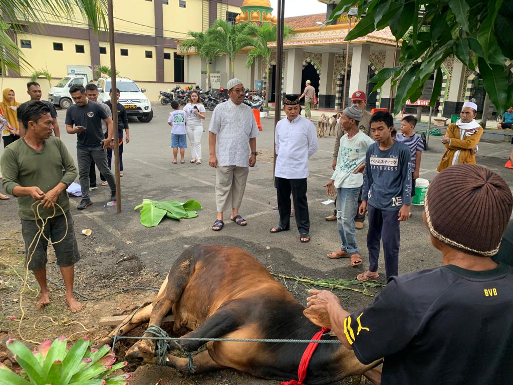 Kapolresta Bandar Lampung Bagikan 250 Paket Daging Kurban ke Masyarakat