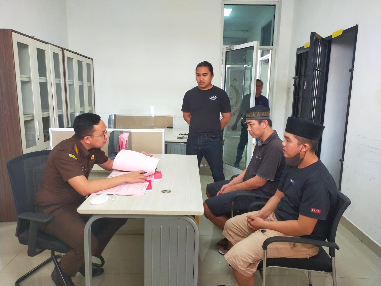 Satnarkoba Polres Pringsewu Limpahkan Dua Tersangka Penyalahgunaan Narkotika jenis Sabu Ke JPU