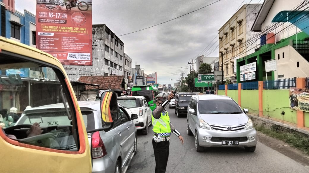 Satlantas Polres Pringsewu Lakukan Pengaturan Arus Lalin di Lokasi Kemacetan