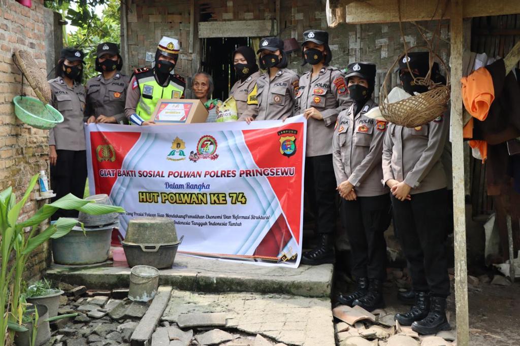 Sambut HUT Polwan Ke-74, Srikandi Polres Pringsewu Gelar Baksos