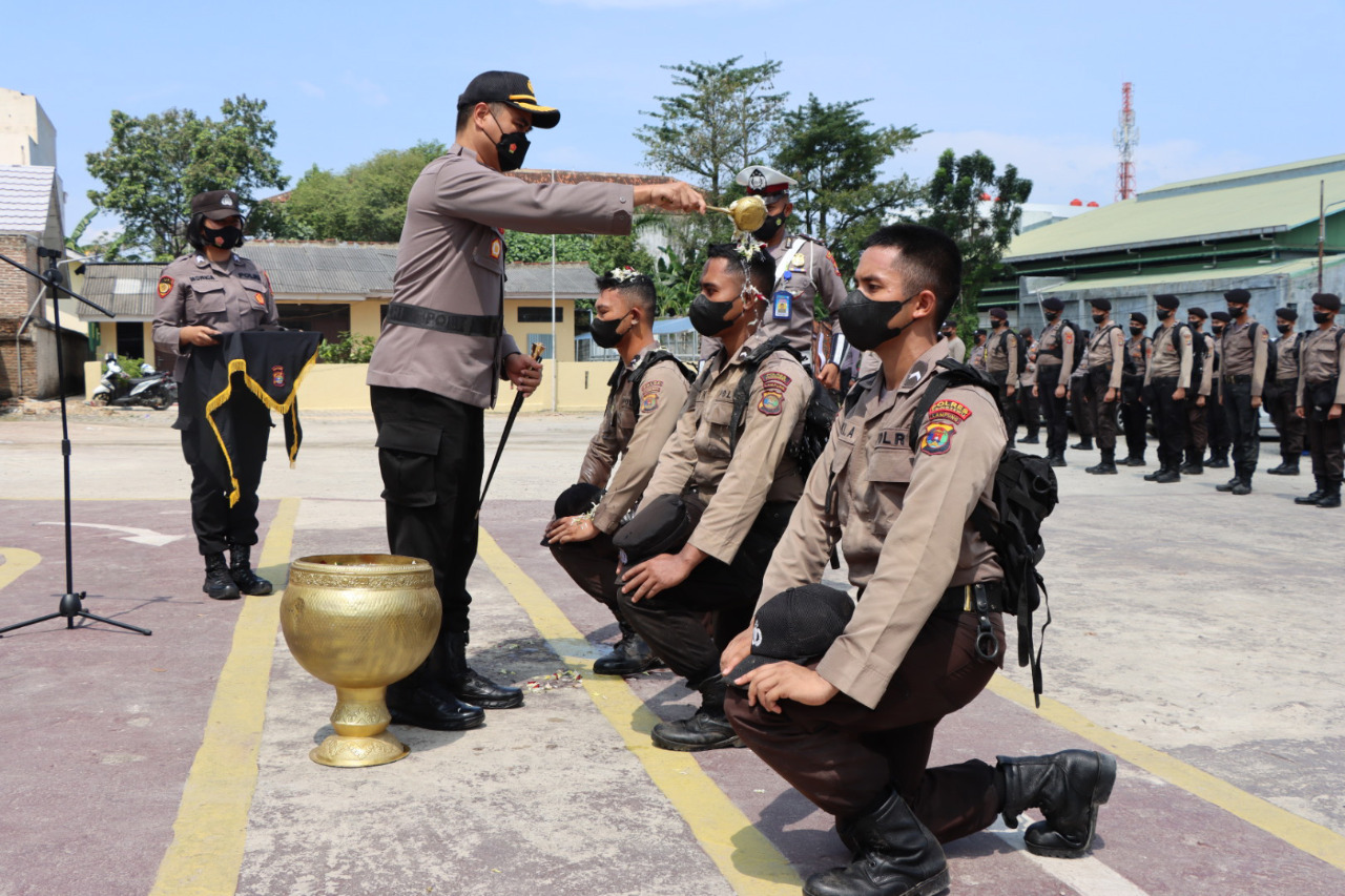 Puluhan Bintara Remaja Polres Pringsewu Jalani Tradisi Pembaretan