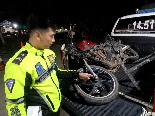 Satlantas Polres Mesuji Evakuasi Lakalantas Jalan Lintas Timur KM 178 Simpang Pematang