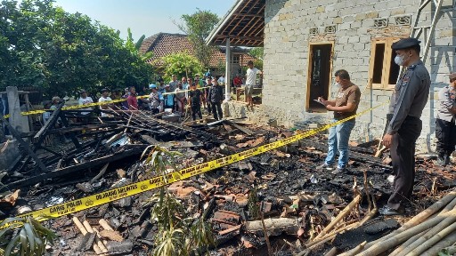Polisi Datangi TKP Kebakaran Rumah Kp Bali Sadhar Utara Kab Way Kanan.