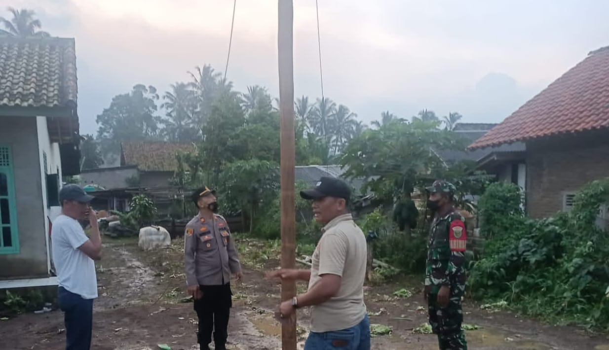 Polsek Talang Padang Res Tanggamus Identifikasi Korban dan TKP Tersambar Petir saat Panjat Pinang