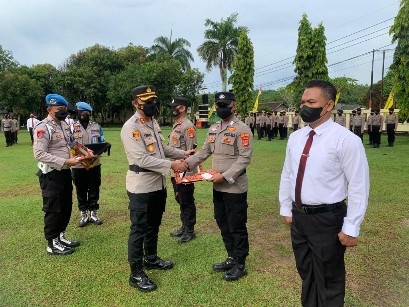 Kapolres Way Kanan Beri Penghargaan 16 Personel Berprestasi