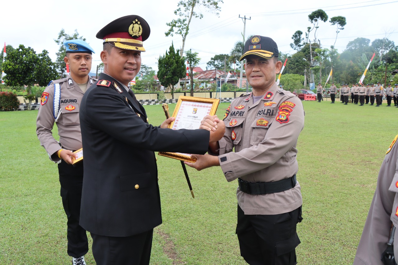 Kapolres Lampung Barat Berikan Penghargaan Bagi Personil yang Berprestasi