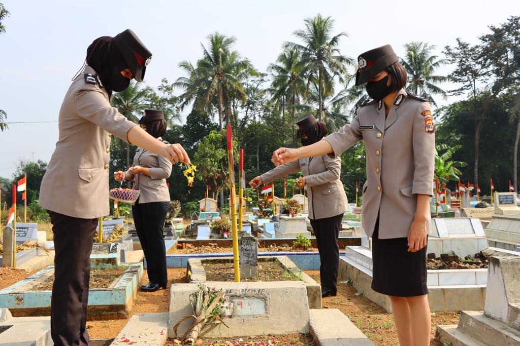 Jelang HUT Polwan Ke-74, Polwan Polres Pringsewu Ziarah di Taman Makam Pahlawan