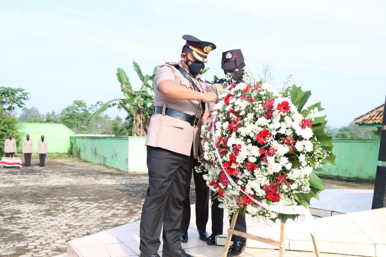 Dalam Rangka Hut Polwan, Polres Lampung Timur Gelar Ziarah Ke Taman Makam Pahlawan