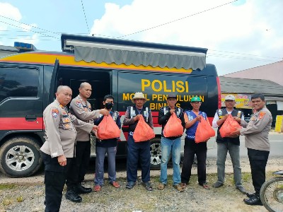 Polres Mesuji Bagikan Paket Sembako