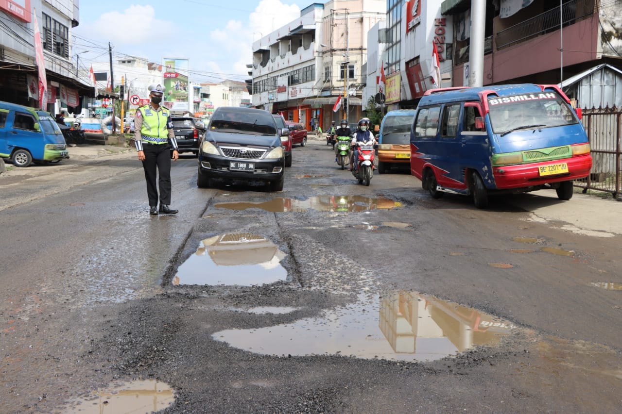 Polres Pringsewu Imbau Pengendara Berhati-Hati Melintas di Simpang Empat Pasar Induk Pringsewu