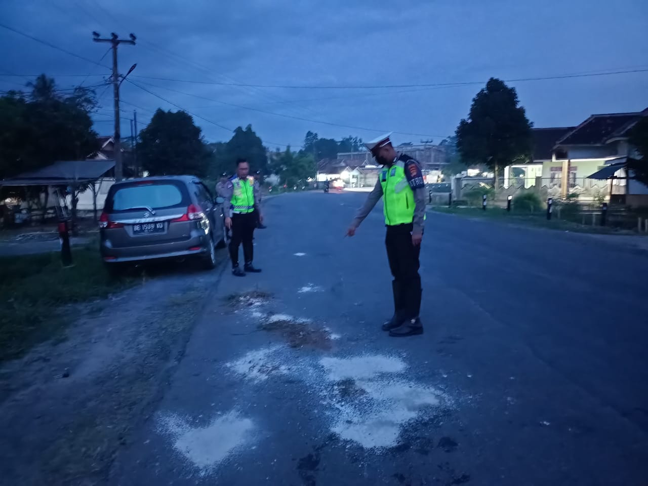 Satlantas Polres Tulang Bawang Barat Olah TKP Kecelakaan Lalu Lintas
