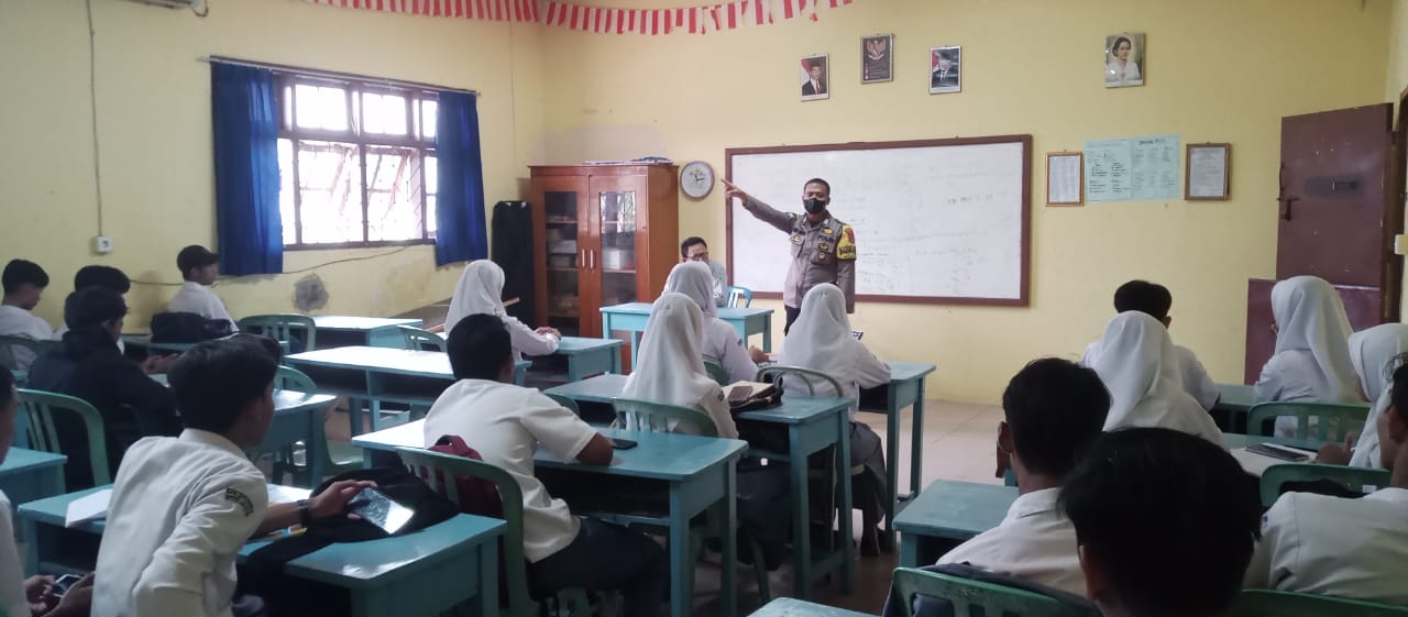 Bhabinkamtibmas Polsek TBU Polresta Bandar Lampung  Ajak Siswa Bijak Bermain Medsos dan jauhi Narkoba
