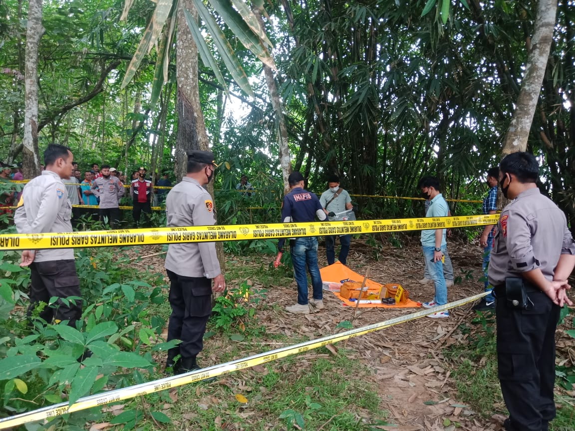 Polres Pesawaran Lakukan Olah TKP Penemuan Mayat Remaja Wanita
