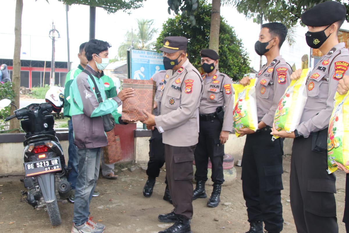 Polres Pringsewu salurkan Bansos Bagi Warga Terdampak Penyesuaian Harga BBM