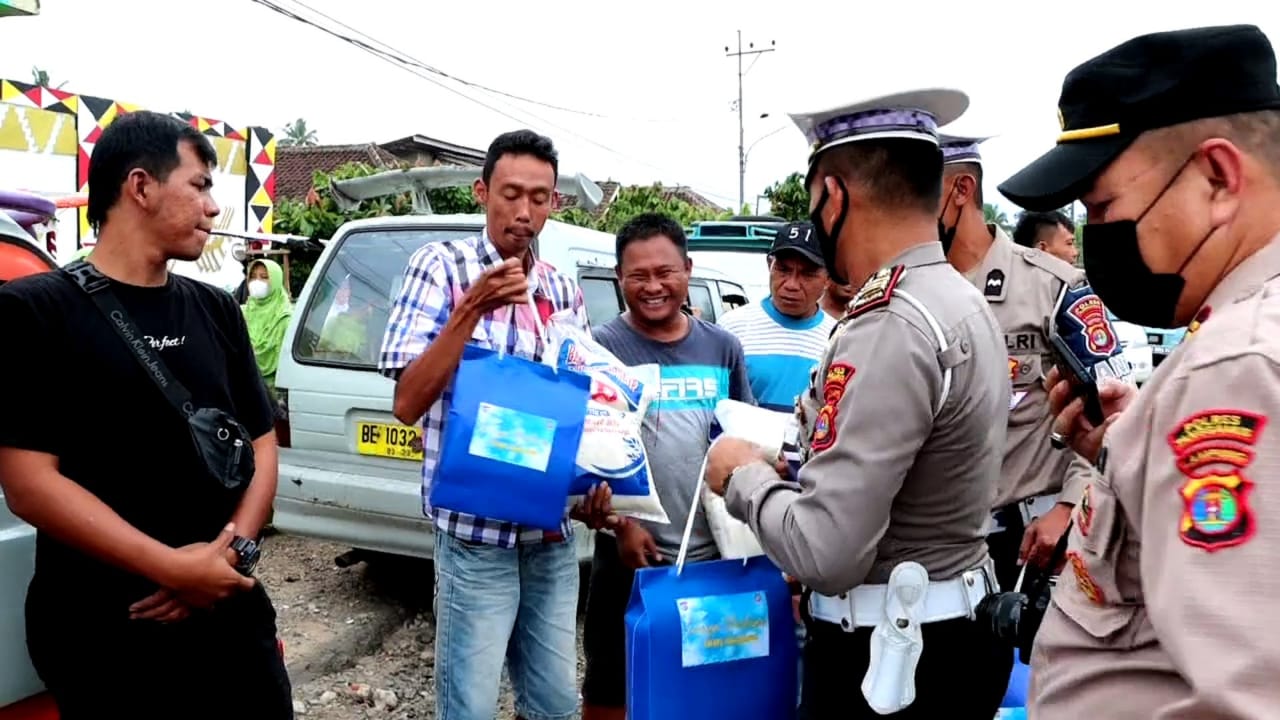 Polres Tanggamus Salurkan Bansos Bagi Sopir Angkutan Pedesaan