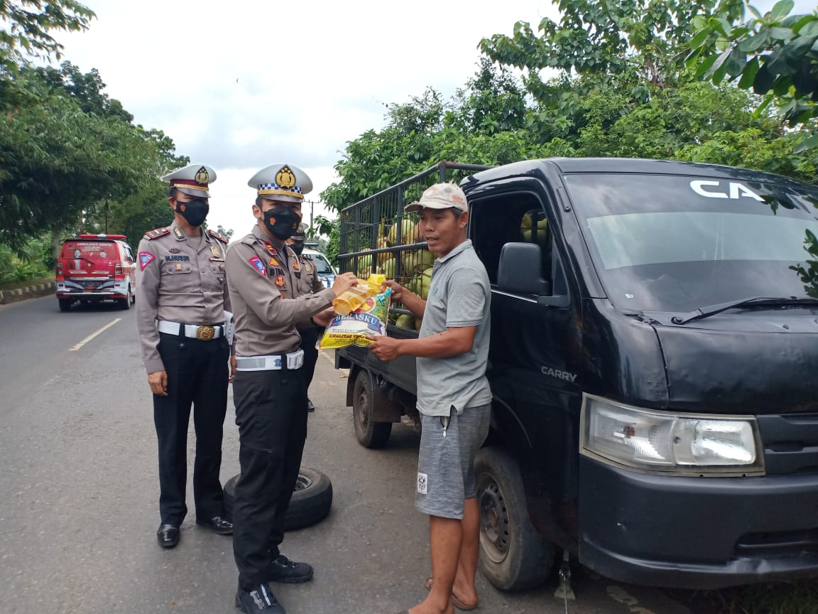 Sat Lantas Polres Lamtim Bagikan  Sembako Ke Masyarakat