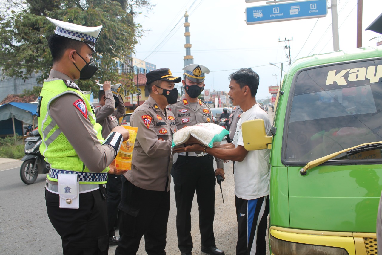 Polres Pesawaran Bagikan Paket Sembako Kepada Supir Angkutan Umum