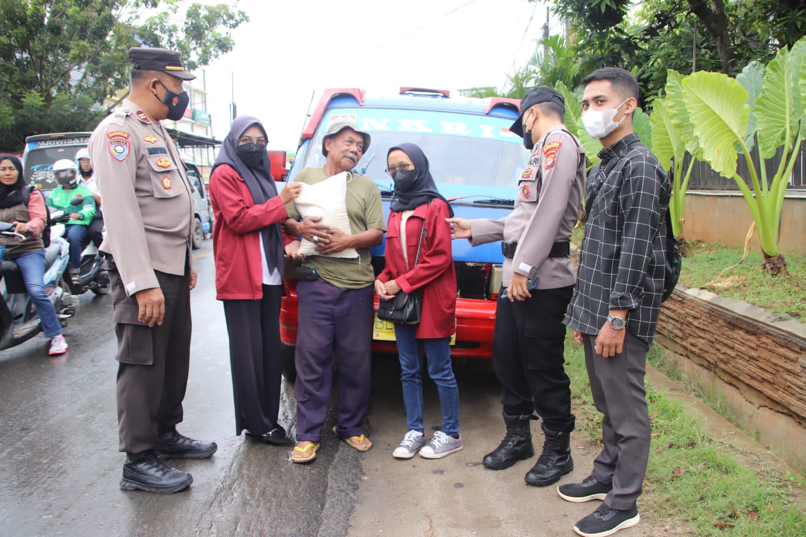 Polres Pringsewu Bersama Mahasiswa Salurkan Bantuan Sembako Pasca Kenaikan BBM