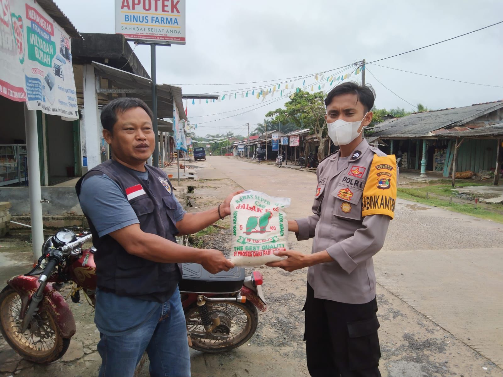 Polsek Way Serdang Res Mesuji bagika Sembako kepada Tukang Ojek