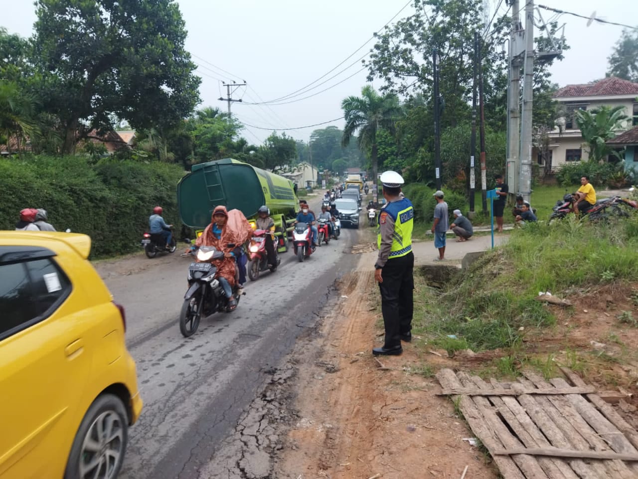 Satlantas Polres Pringsewu Lakukan Rekayasa Lalu lintas dilokasi Truk Tangki Pengangkut CPO Patah As