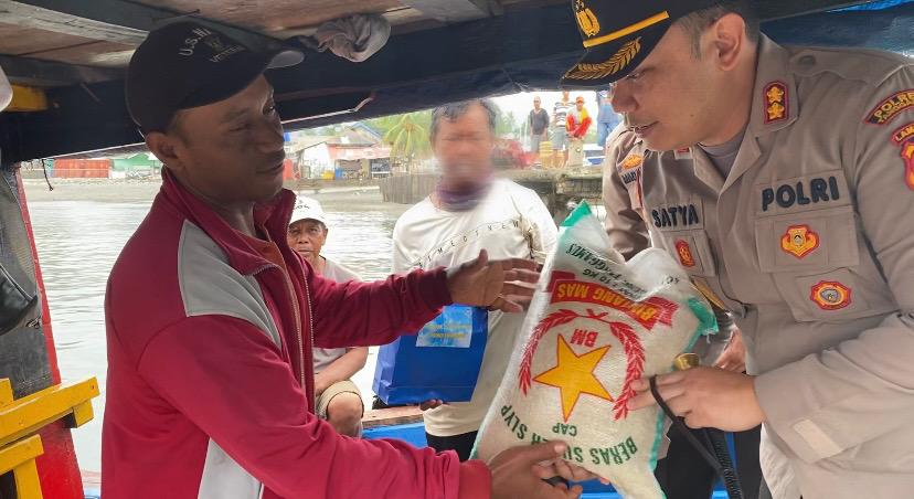 Kapolres Tanggamus Serahkan Bansos bagi nelayan di Pelabuhan Kota Agung