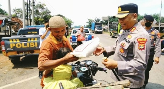 Polres Mesuji Polda Lampung Bagikan Paket Sembako
