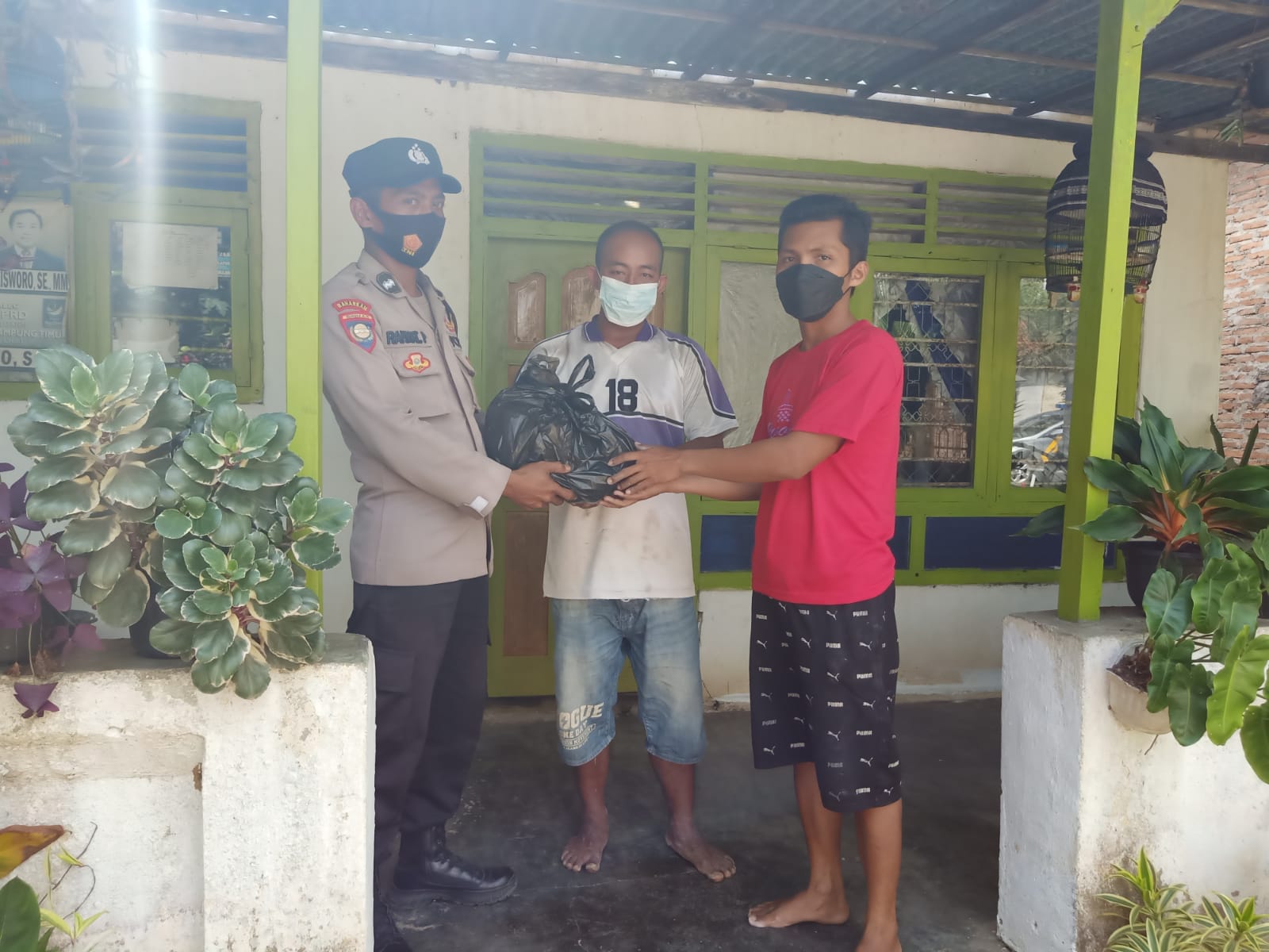 Polres Lamtim bagikan Paket sembako ke masyarakat 3 desa