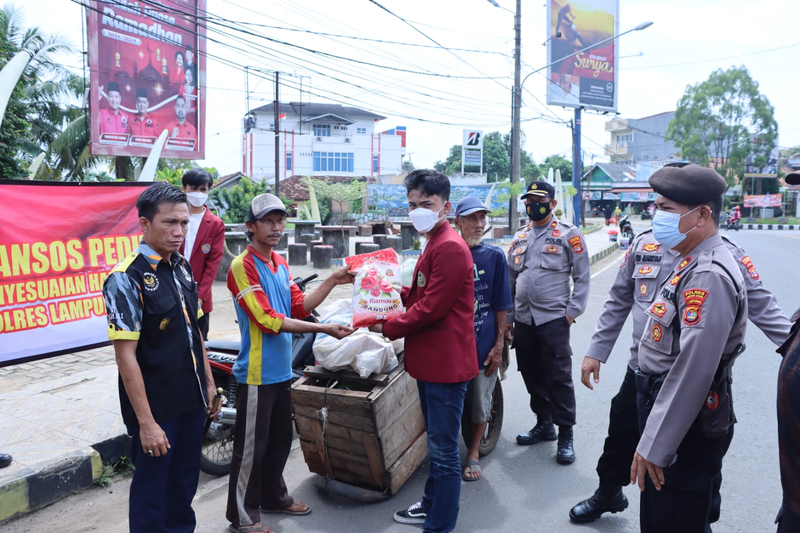 Polres Lampung Utara Bersama TNI, Ormas dan Mahasiswa Bagikan Sembako Untuk Warga