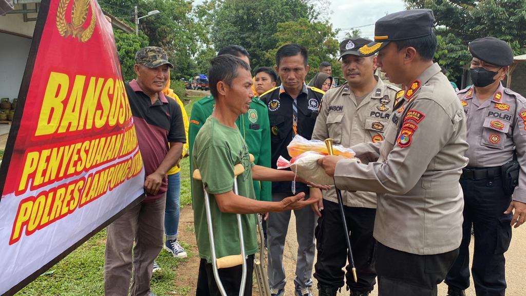 Hari Kelima Gerakan Bersama Kapolres Lampung Utara, Ormas dan Mahasiswa Bagikan Bansos
