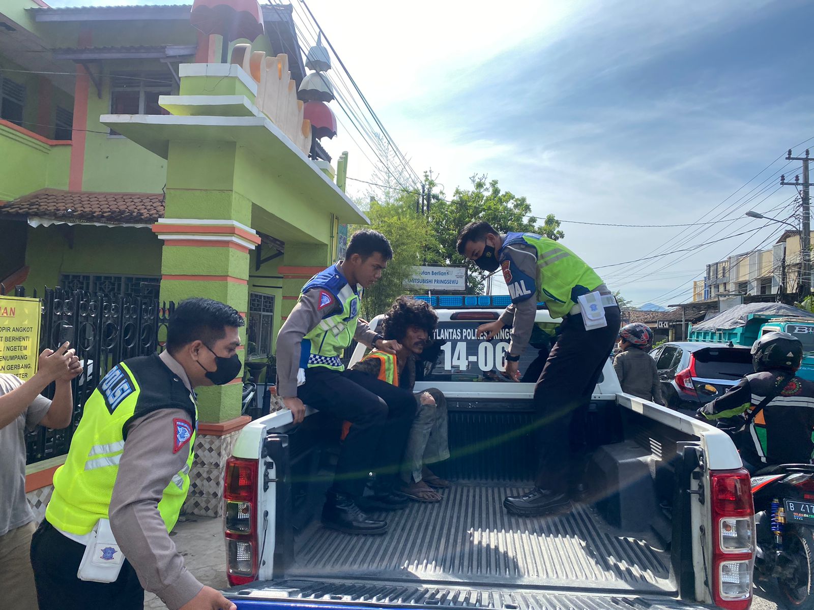 Satlantas Polres Pringsewu Amankan Pria Diduga ODGJ Yang Lakukan Pelemparan Terhadap Pengguna Jalan