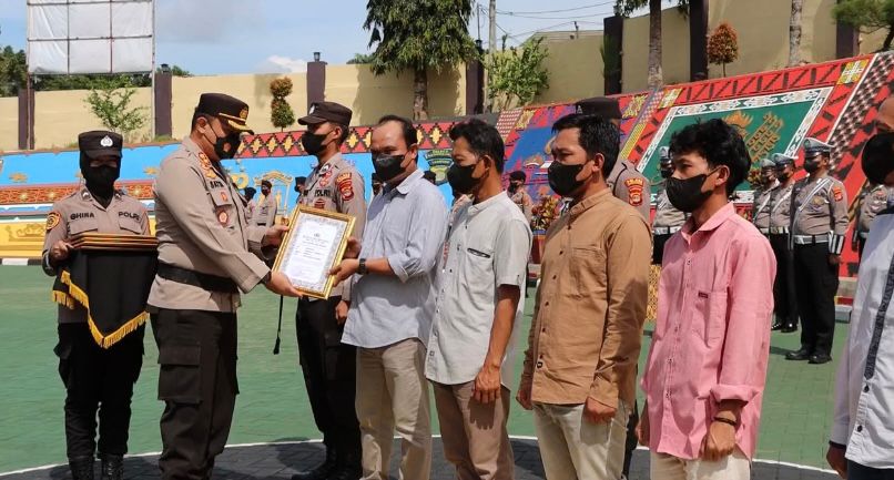 Kapolres Tanggamus Berikan Penghargaan Lima Warga Bantu Ungkap Curanmor di Wonosobo