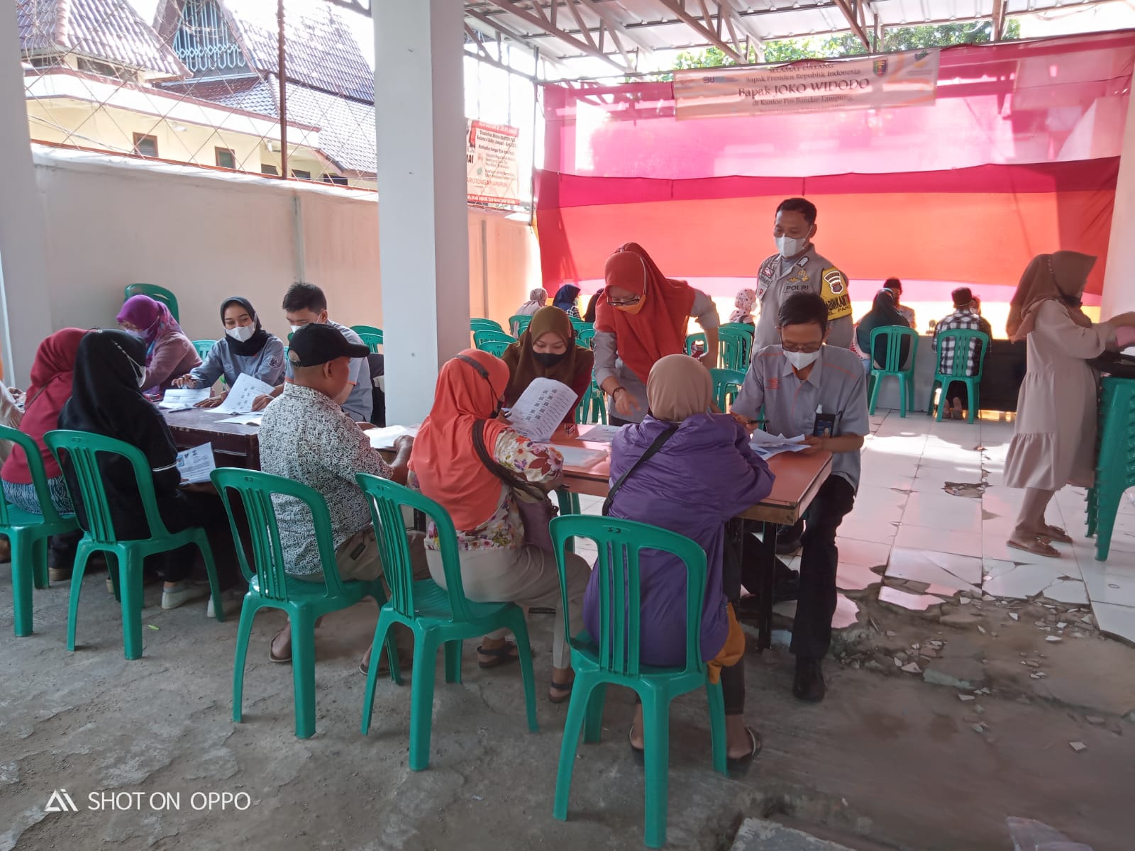 Polsek Tanjung Karang Barat Laksanakan Pengamanan Pembagian BLT