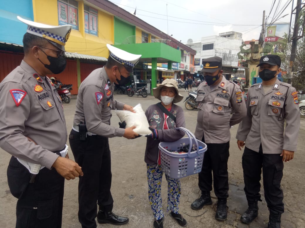Satlantas Polres Pringsewu menyalurkan Bansos, Jelang HUT Lalulintas Bhayangkara Ke-67