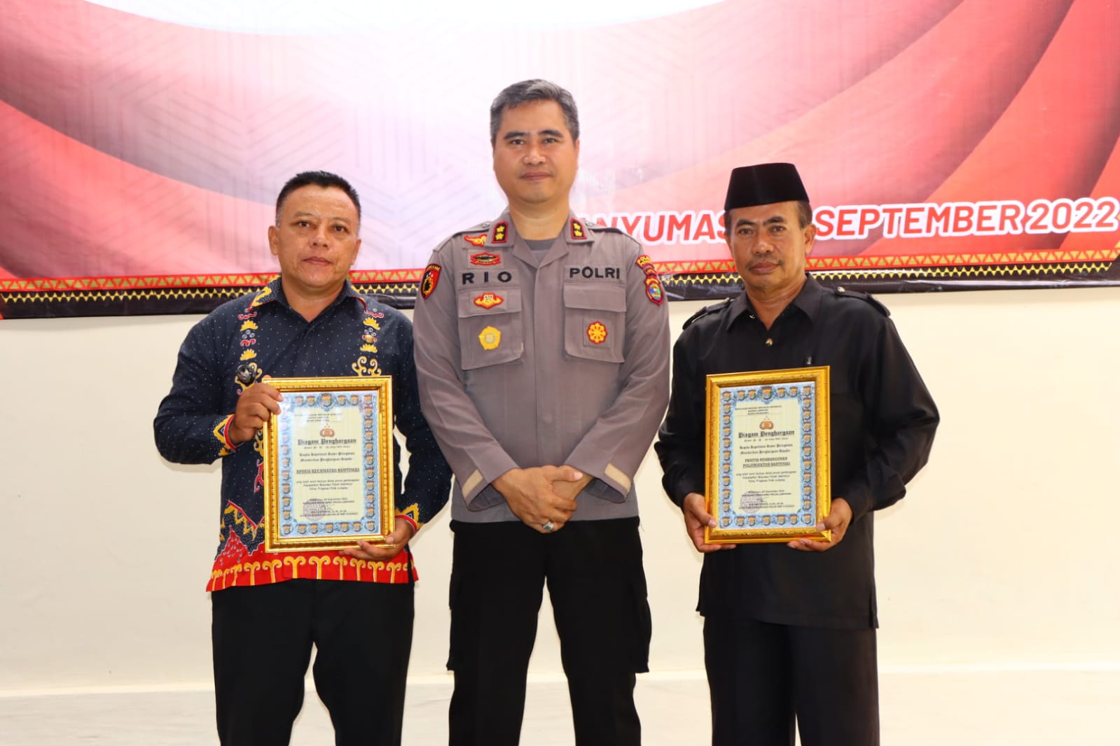 Kapolres Pringsewu Berikan Penghargaan kepada 2 Tokoh Masyarakat Banyumas